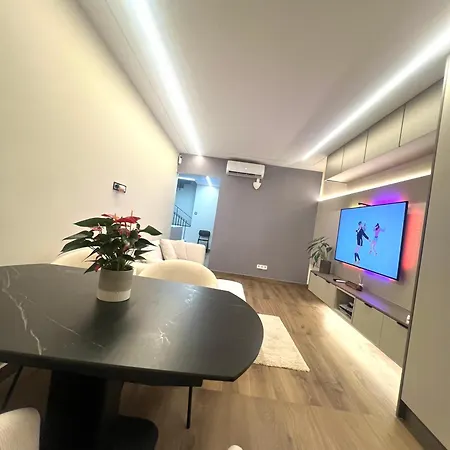 Beautiful Duplex In Center