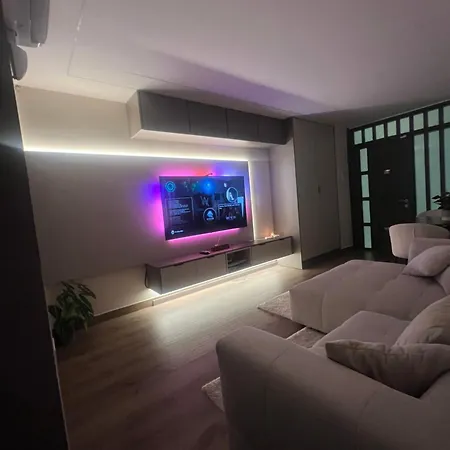 Beautiful Duplex In Center *