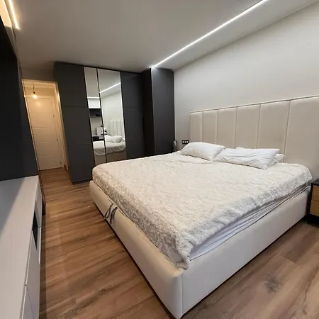 Beautiful Duplex In Center