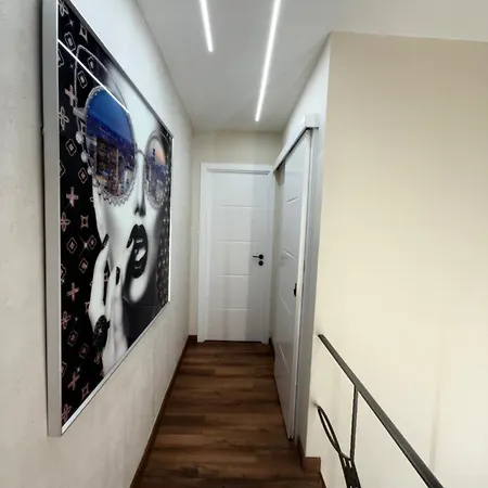 Beautiful Duplex In Center شقة *