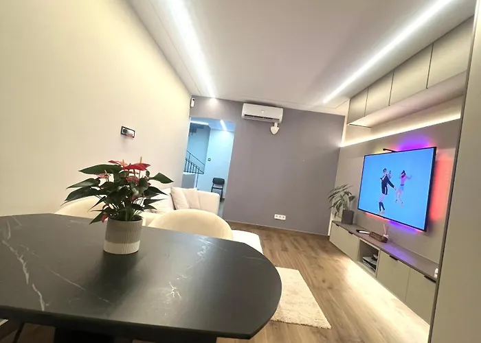 Beautiful Duplex In Center