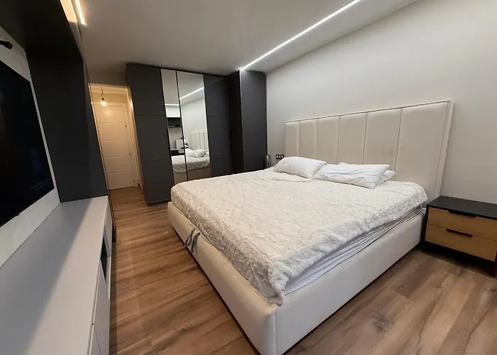 Beautiful Duplex In Center