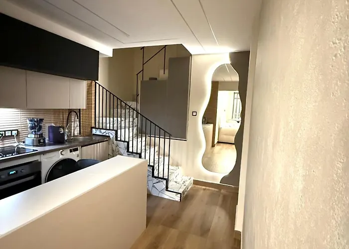 Beautiful Duplex In Center شقة *